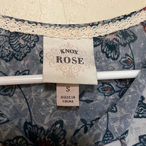 Flowy Blouse with Tie - Picture 3 of 3